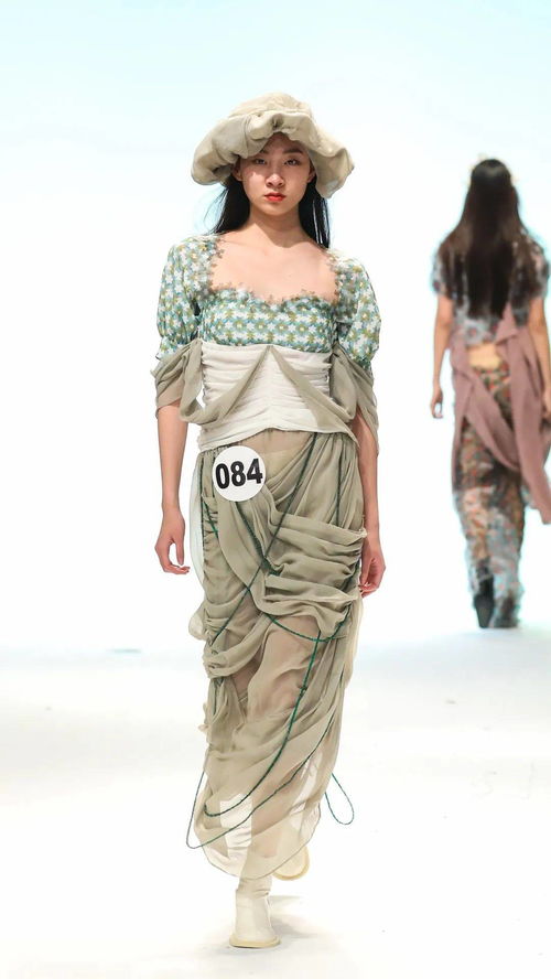 東華大學2017級服裝設計專業畢業秀 一場關于傳承、思辨與未來的時尚對話