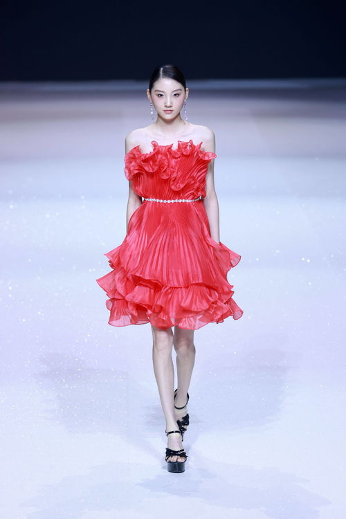 插畫幻鏡 蔡彪在京時裝發(fā)布，以筆觸為線，織就流動的霓裳詩篇